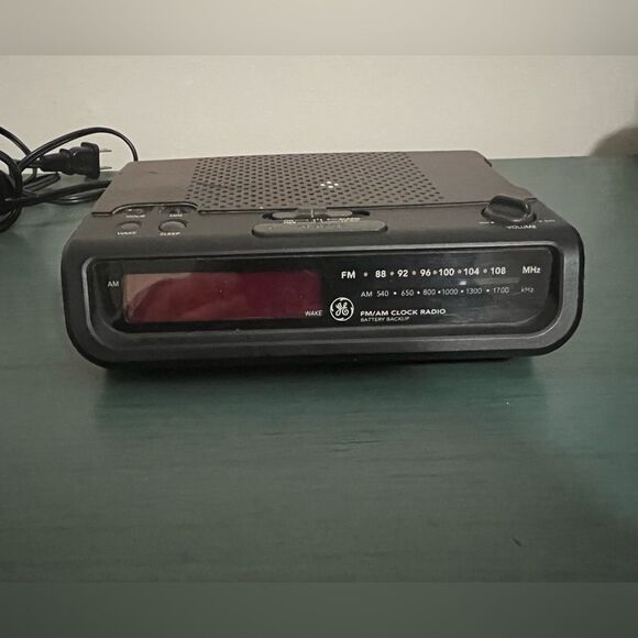 Vintage GE 7-4613A‎ AM/FM Clock Radio with Woodgrain Design - Tested and Working - Picture 2 of 4